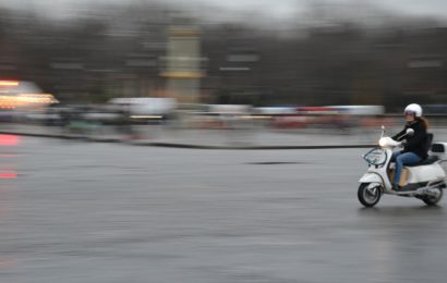 Rollerfahrer flüchtet vor Polizeikontrolle in Schlammersdorf