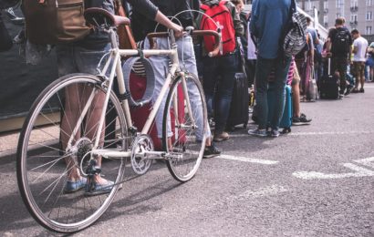 Mann wirft Fahrrad auf vorbeifahrendes Auto