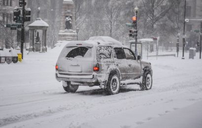 Aufgrund Schneeglätte in Gegenfahrbahn geraten