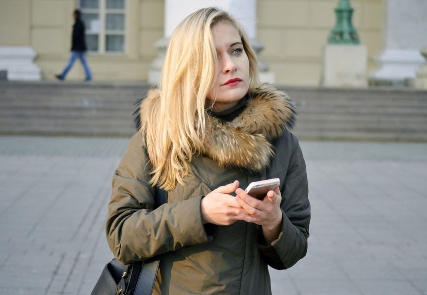 Junge Frau täuscht Raub vor