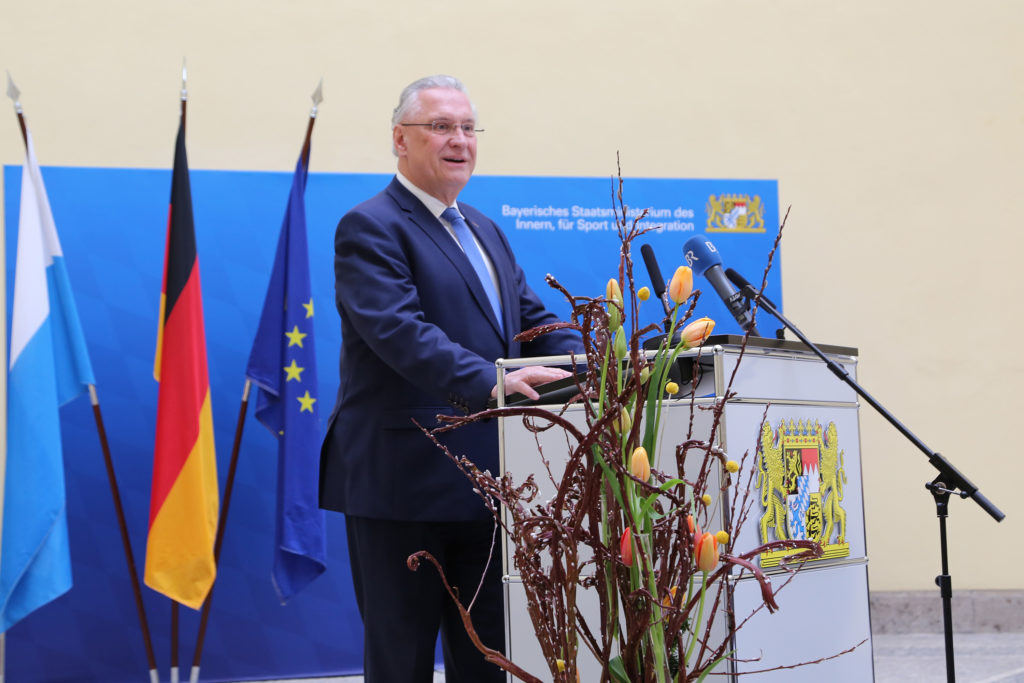 Stellvertretend für die gesamte Personalzuteilung an die Bayerische Polizei zum 1. März hat Bayerns Innenminister Joachim Herrmann gemeinsam mit dem Landespolizeipräsidenten Prof. Dr. Wilhelm Schmidbauer, dem Münchner Polizeipräsidenten Hubertus Andrä und der Vizepräsidentin des Bayerischen Landeskriminalamts Petra Sandles im Innenministerium die den beiden Polizeiverbänden zum 1. März neu zugeteilten Polizistinnen und Polizisten begrüßt. Redaktion Bayerns Polizei