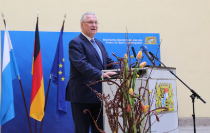 Bayerns Innenminister Joachim Herrmann begrüßt neu ausgebildete Polizistinnen und Polizisten