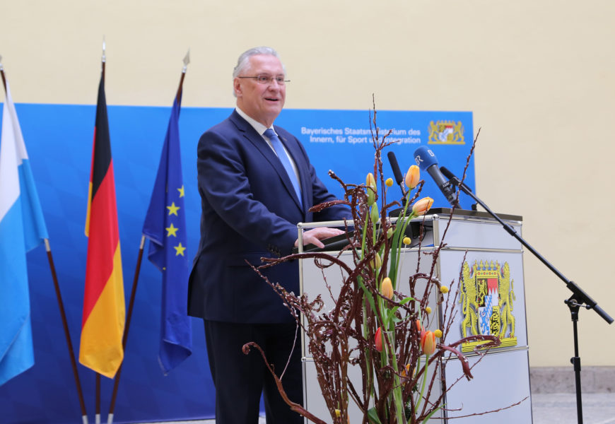 Bayerns Innenminister Joachim Herrmann begrüßt neu ausgebildete Polizistinnen und Polizisten