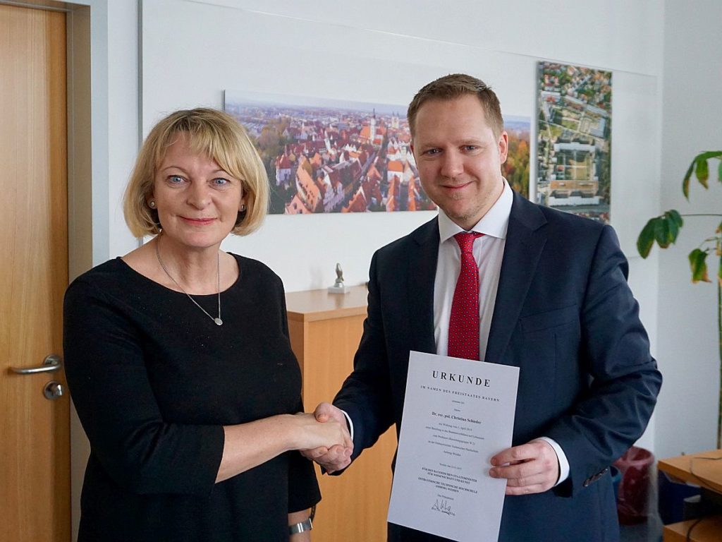 Prof. Dr. Christian Schieder und Prof. Dr. Andrea Klug, Präsidentin der OTH Amberg-Weiden, bei der Urkundenübergabe (Quelle: Seidl/OTH Amberg-Weiden)   