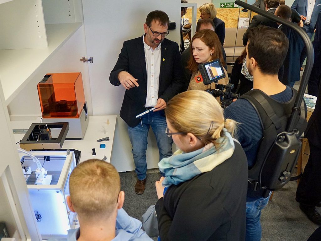 BesucherInnen informieren sich über den 3D-Druck. Foto: Seidl/OTH Amberg-Weiden)