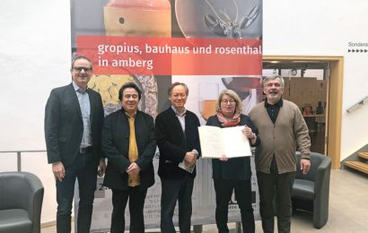Besuch  aus dem Ursprungsland des Porzellans – Chinesische Professoren  informierten sich über „Gropius, Bauhaus und Rosenthal in Amberg“