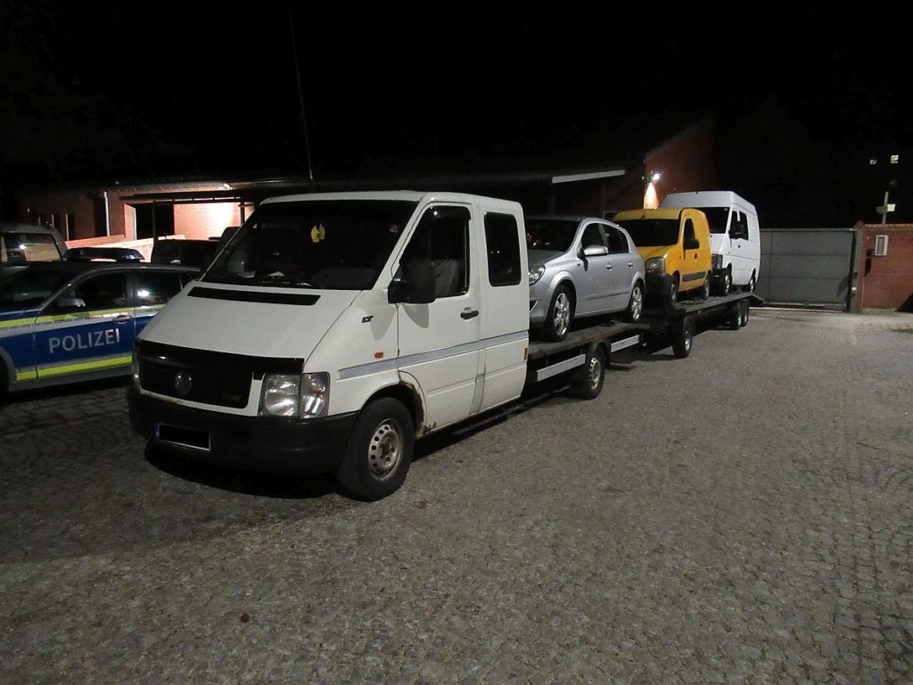 Autotransporter im Hof der PI Amberg Foto: Polizei Amberg