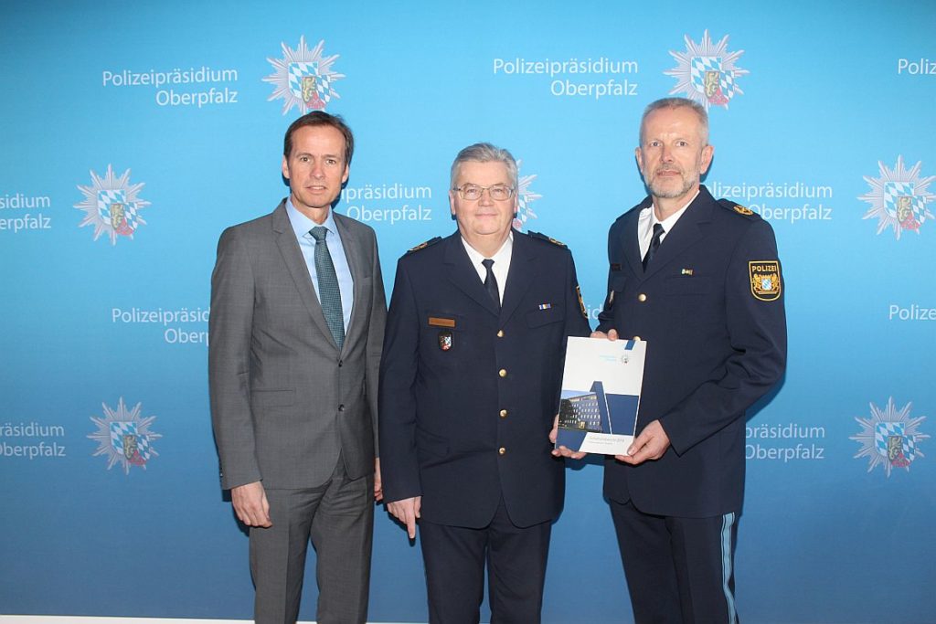 v.l.n.r.: Leitender Kriminaldirektor Robert Fuchs, Polizeipräsident  Gerold Mahlmeister und Polizeivizepräsident Thomas Schöniger mit einem  Exemplar des  Sicherheitsbericht 2018 Foto: Albert Brück