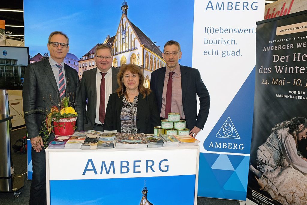 Kultur-  und Tourismusreferent Wolfgang Dersch, Oberbürgermeister Michael Cerny,  Emma Adamczyk von der Tourist-Info und Kulturamtsleiter Reiner Volkert  (v.l.n.r.)  vor dem neuen Messestand der Stadt Amberg auf der Freizeitmesse im  Messezentrum Nürnberg.