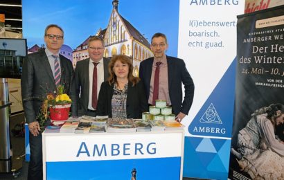 Kultur- und Tourismusreferent Wolfgang Dersch, Oberbürgermeister Michael Cerny, Emma Adamczyk von der Tourist-Info und Kulturamtsleiter Reiner Volkert (v.l.n.r.) vor dem neuen Messestand der Stadt Amberg auf der Freizeitmesse im Messezentrum Nürnberg.