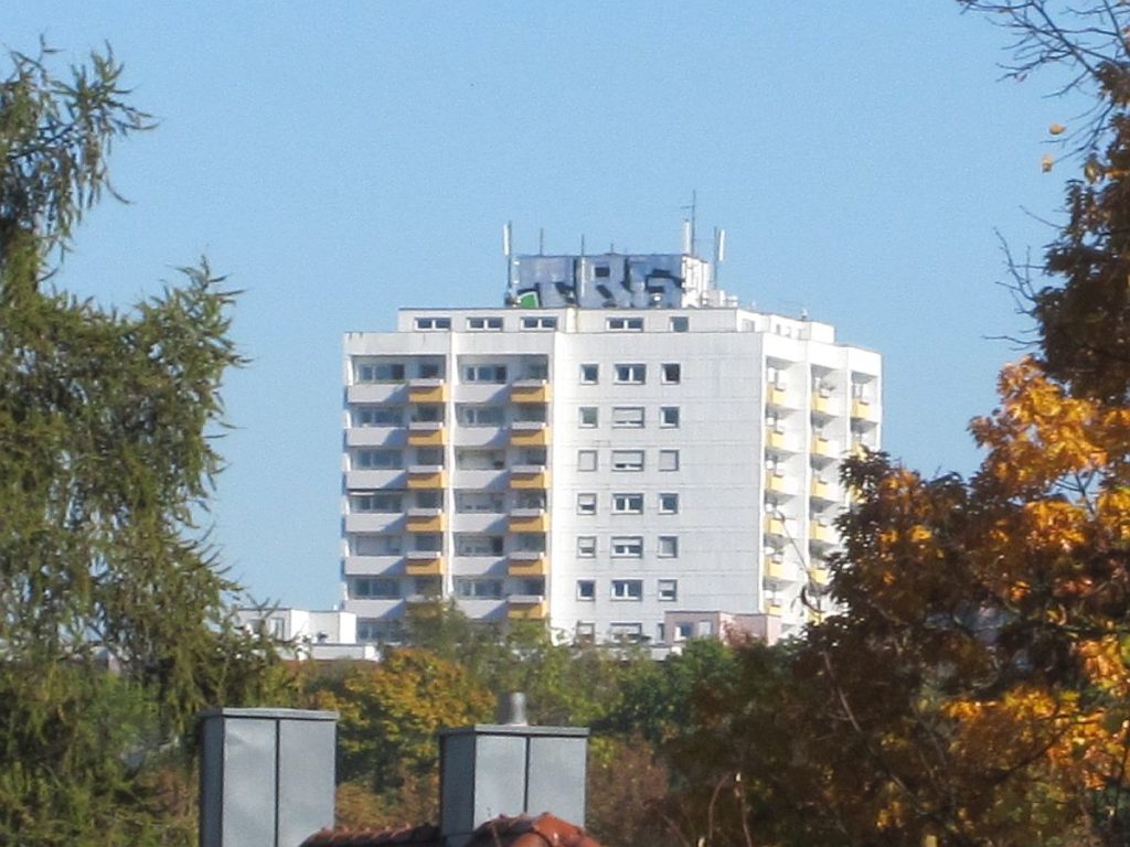 Graffiti an einem Hochhaus in Königswiesen Foto: Polizei