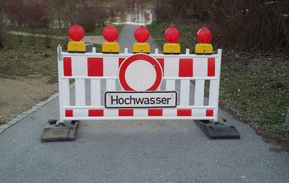 Mit Fahrzeug ins Hochwasser