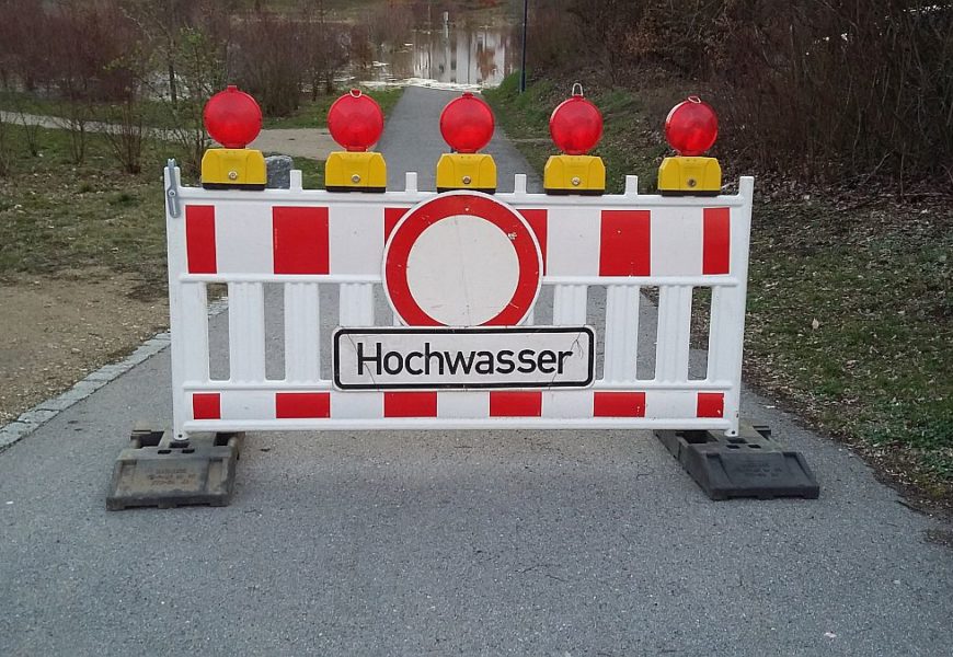 Mit Fahrzeug ins Hochwasser