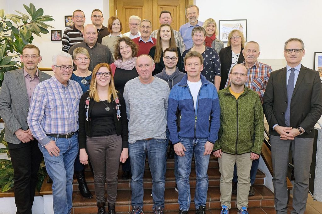 Die  Amberger Plättenführer und Anleger mit Kulturreferent Wolfgang Dersch  (rechts), Kulturamtsleiter Reiner Volkert sowie Hubert Röder und Corina  Rumpler von der  Tourist-Information Amberg (vorne von links). Foto: Susanne Schwab, Stadt Amberg