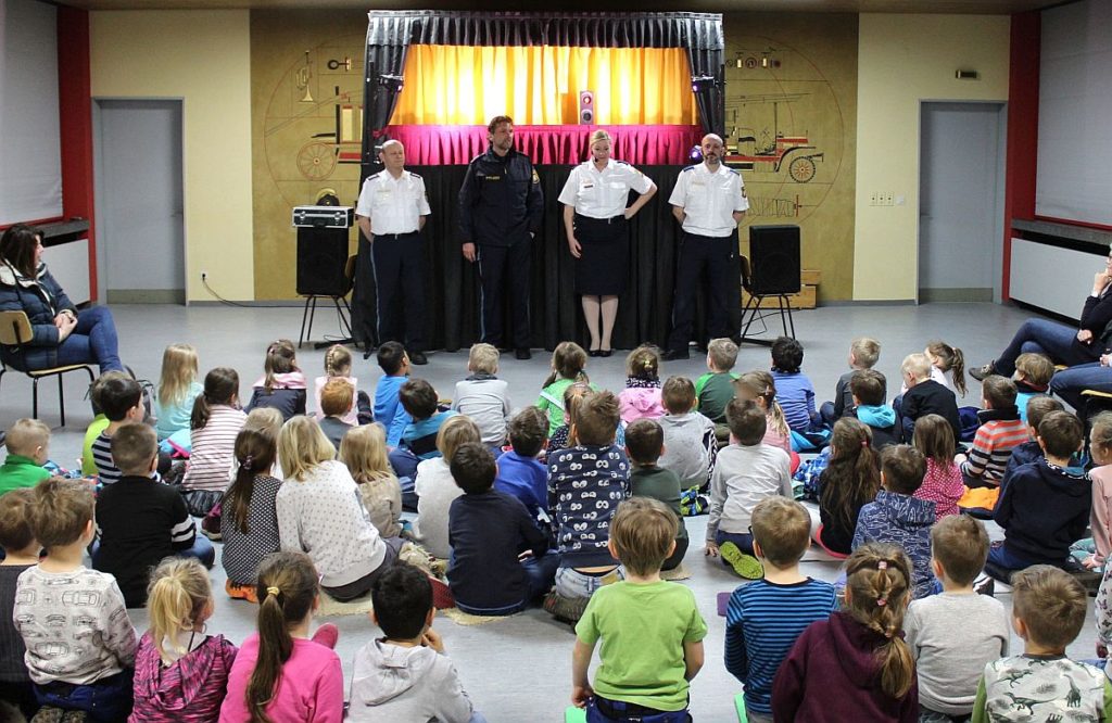 v.l. PHK Georg Hüttner, PHK Peter Krämer, PHM’in Bernadette Heining und  PHM Thomas Nörl bei der Begrüßung der Puppenspieler durch den stellv.  Dienststellenleiter  der PI Sulzbach-Rosenberg Foto: Polizei