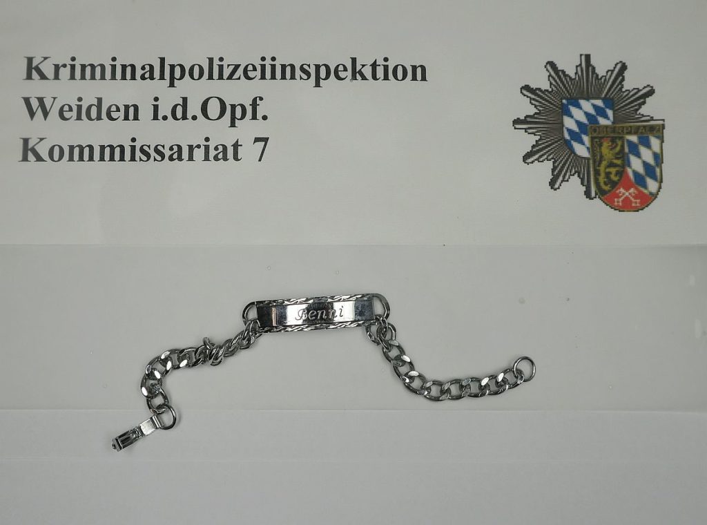 An einem Tatort in Vohenstrauß aufgefundenes Silberarmband Foto: Kripo Weiden
