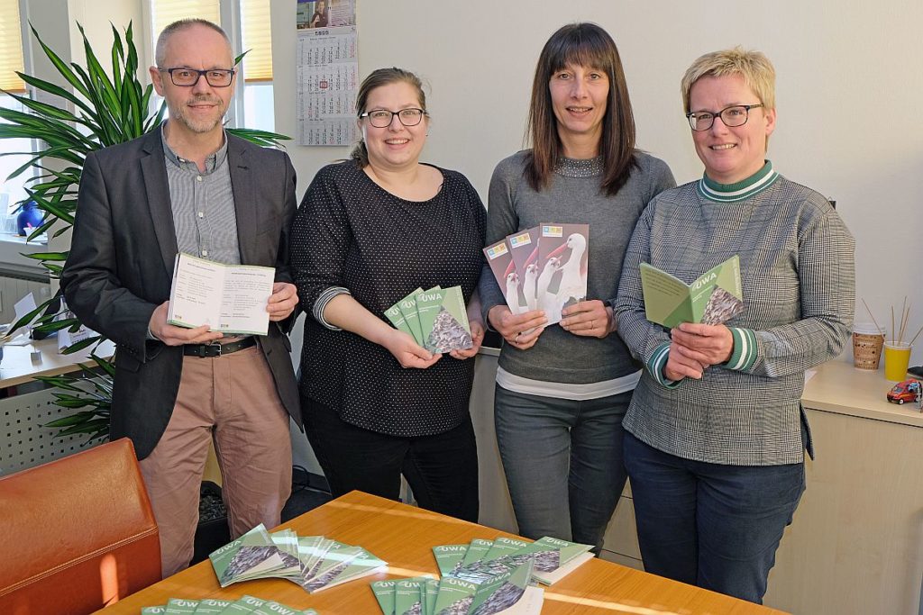 Jugendamtsleiter  Thomas Boss, Susanne Scheuerer von der Umweltwerkstatt, Kerstin Seuß  vom Umweltamt und die Leiterin des Amtes für Ordnung und Umwelt  Elisabeth Keck  (v.l.n.r.) stellen das neue Programm der UWA vor. Foto: Susanne Schwab, Stadt Amberg