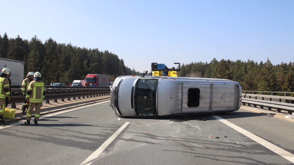 Umgekippter Kleinbus auf der A6 Foto: Pressedienst Wagner