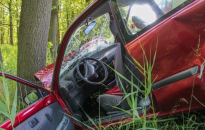 Verkehrsunfall / PKW gegen Baum