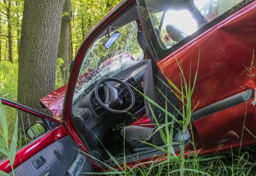 Von Straße abgekommen und gegen Baum