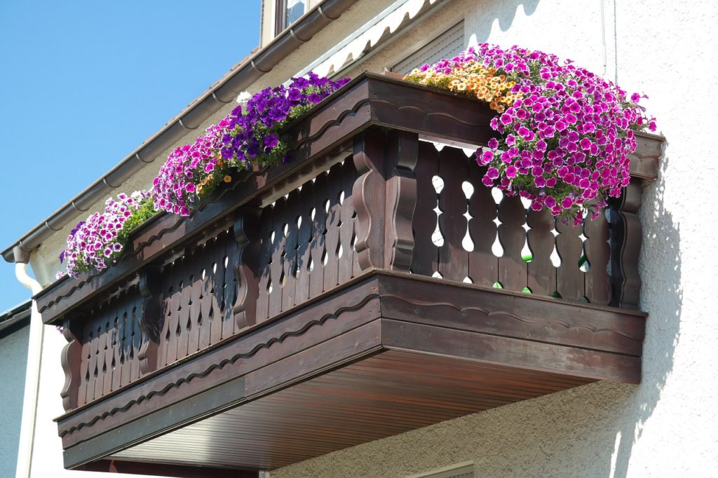 Balkon mit Blumen Symbolbild Pixabay