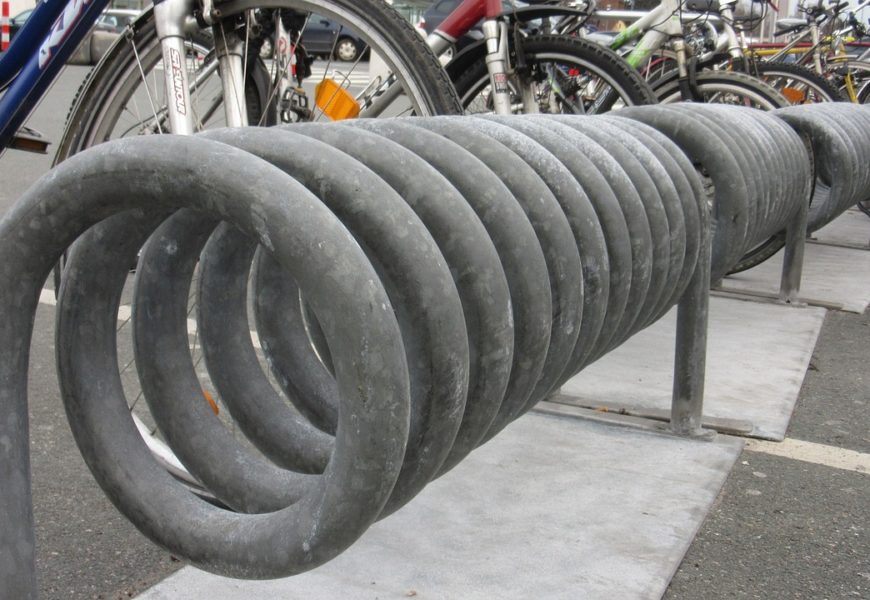 Hochwertiges Fahrrad aus Fahrradständer entwendet