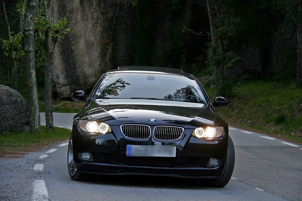 Schwarzer BMW auf einer Landstraße Symbolfoto: Pixabay