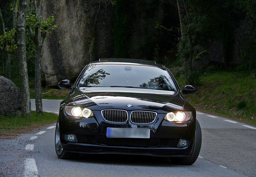 Weißer BMW verursacht Verkehrsunfall auf der St2665 bei Kemnath und fährt weiter