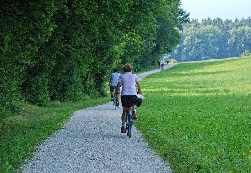 Radfahrer stürzt bei Kallmünz und verletzt sich schwer