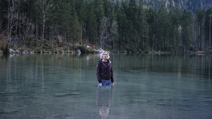 Luisa (Rosalie Thomass) ist verzweifelt und ins kalte Wasser des Sees gerannt. Foto: ZDF/H. Heiden