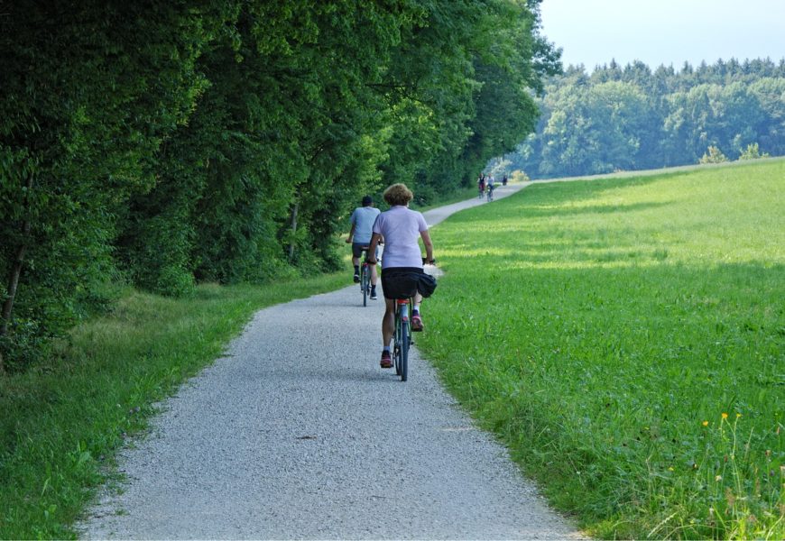 Radfahrer stürzt eigenverschuldet und verletzt sich schwer