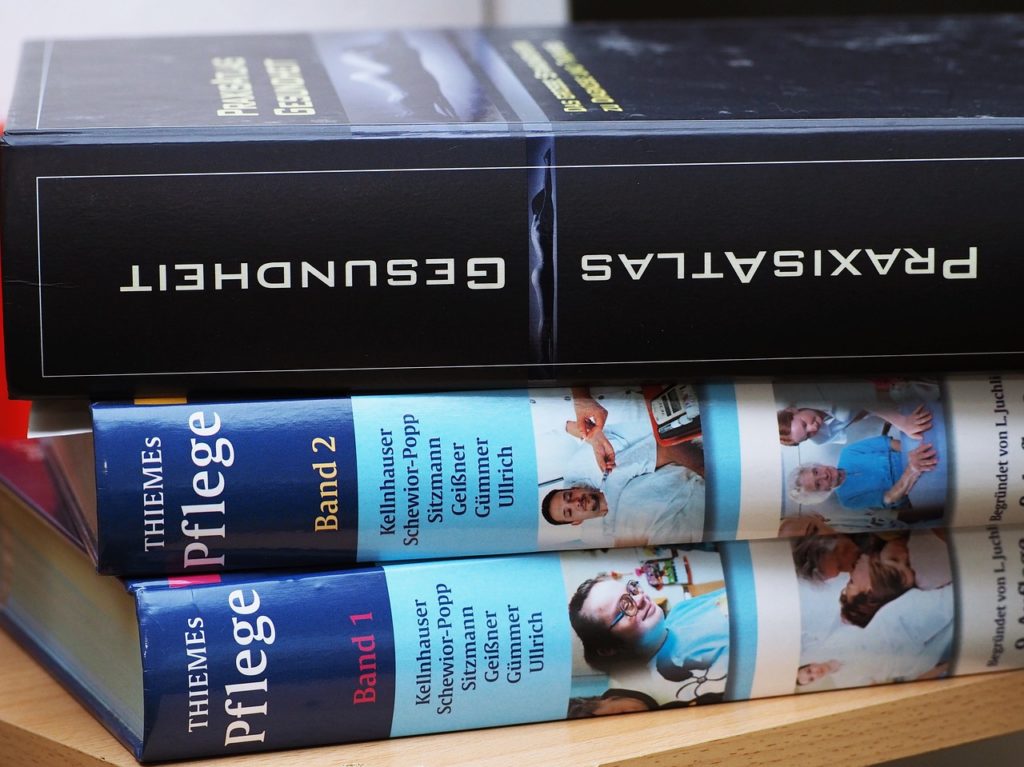 Bücher zur Krankenpflege (Foto: Pixabay)