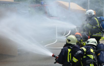 Brennender Filterturm mit verletzten Personen