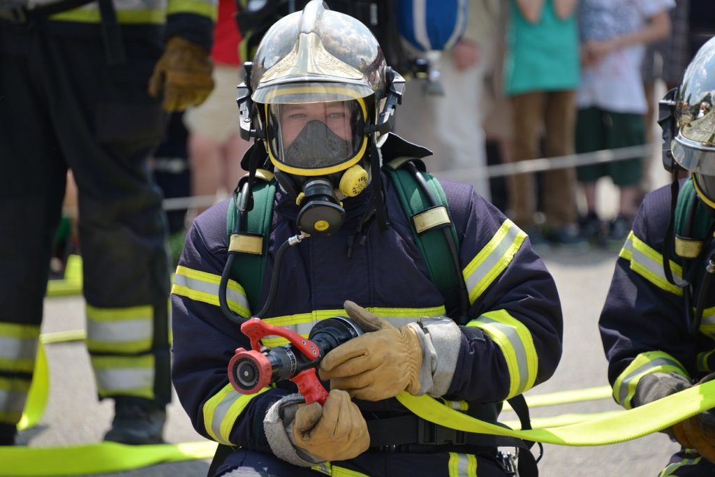 Feuerwehrmann mit Atemschutz Symbolfoto Pixabay