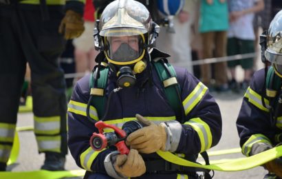 Feuerwehrmann mit Atemschutz Symbolfoto Pixabay