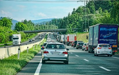 Verbotswidrig Rettungsgasse befahren