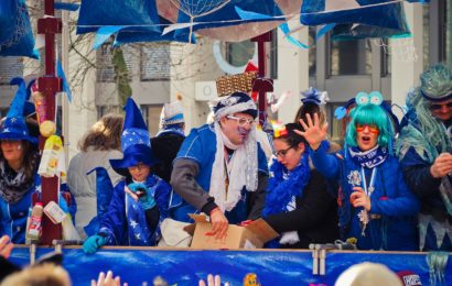 Volltrunkene Besucherin des Faschingszuges läuft gegen Umzugswagen