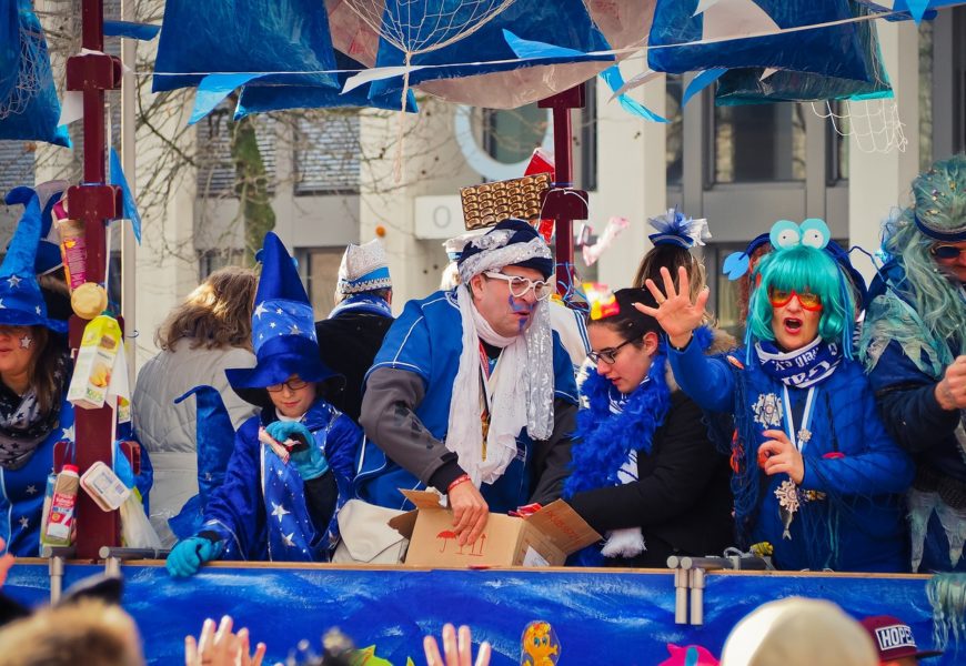 Volltrunkene Besucherin des Faschingszuges läuft gegen Umzugswagen