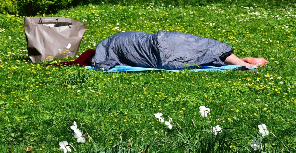 Mann schläft im Park