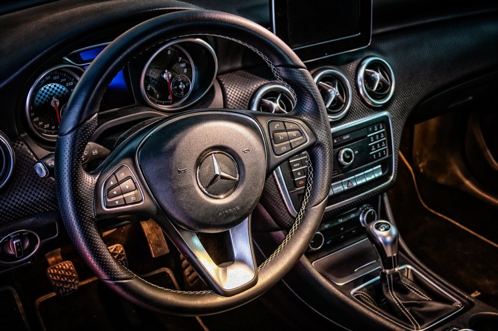 Armaturenbrett eines Mercedes-Benz (Symbolbild Pixabay)