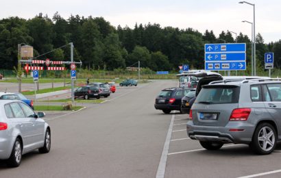 Kleintransporter nach Unfall geflüchtet