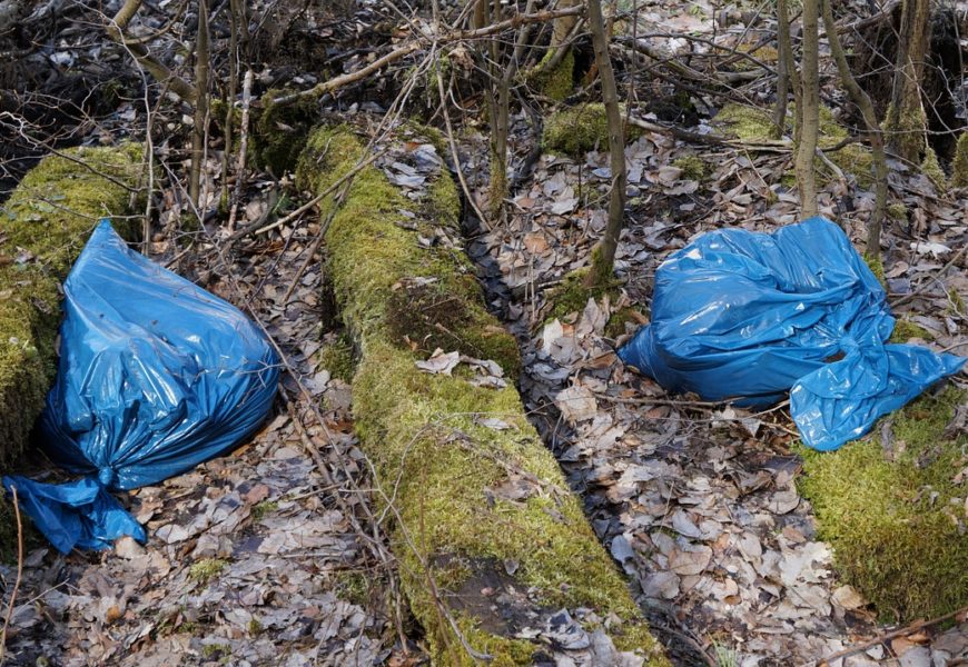 13 Säcke Hausmüll im Wald entsorgt