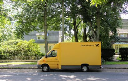 Paketdienstzusteller verursacht Unfall in Ensdorf und flüchtet