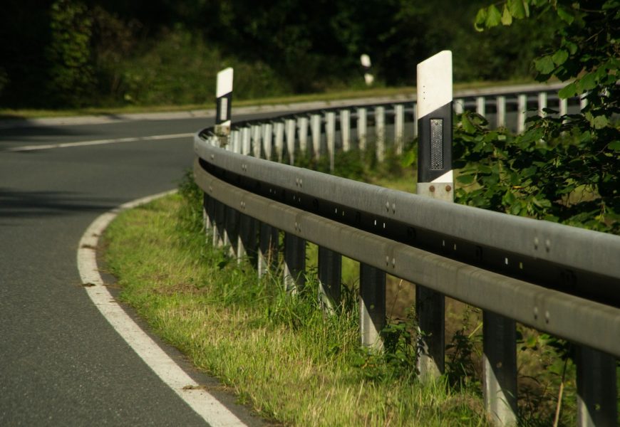 Leitplanke angefahren und geflüchtet