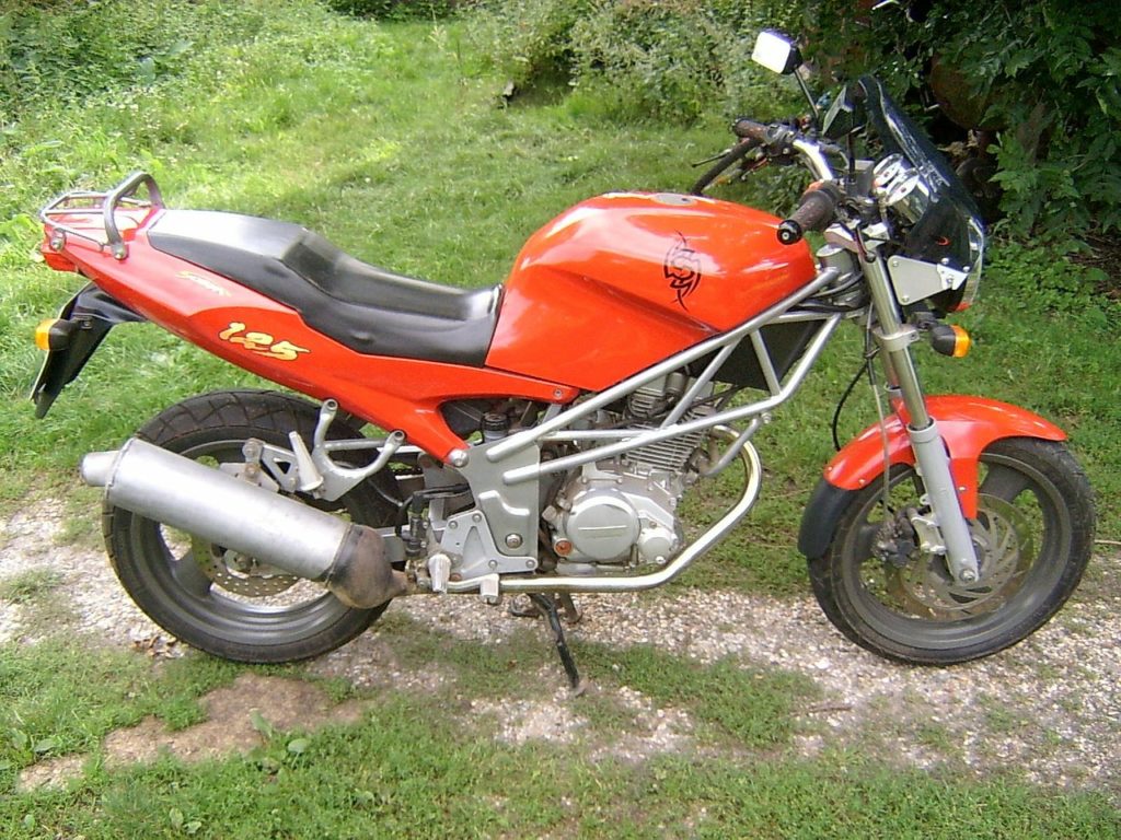 Motorrad mit angeschweißtem Endschalldämpfer (Symbolbild Pixabay)