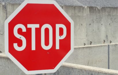 Stopp-Schild übersehen