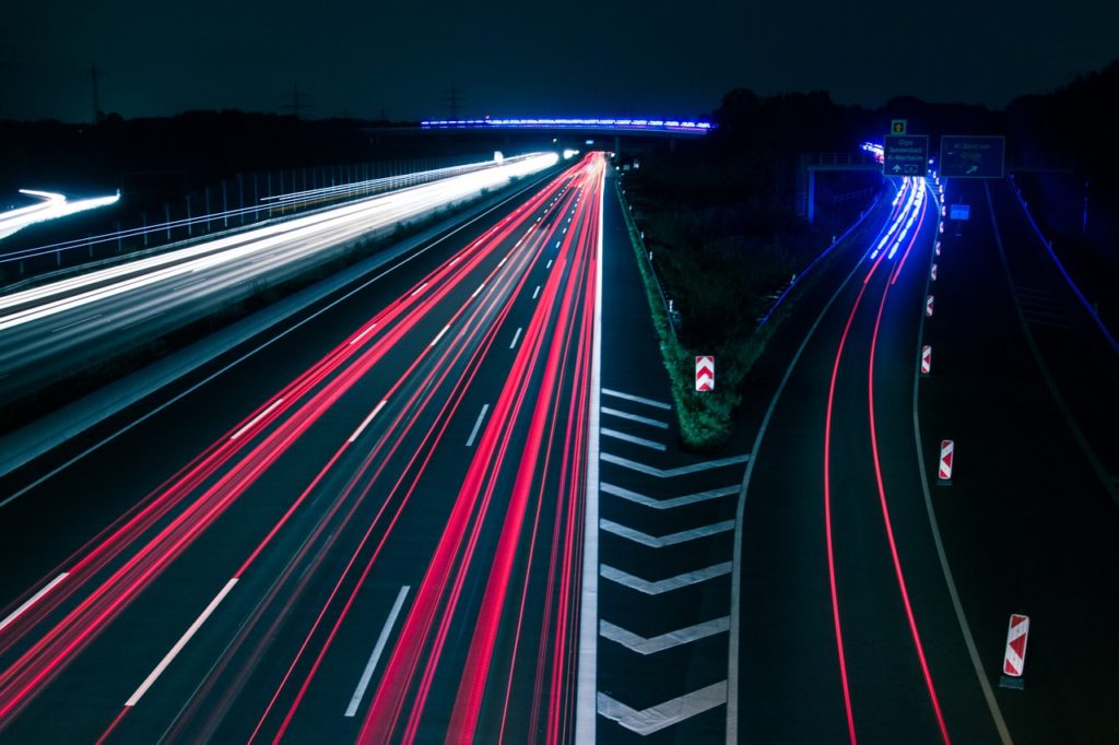 Autobahnabfahrt bei Nacht (Symbolbild Pixabay)