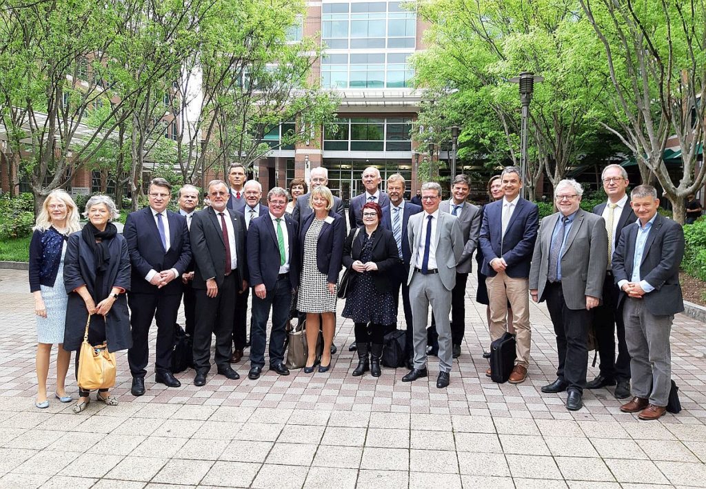  Foto (Quelle: Bayerisches Staatsministerium für Wissenschaft und Kunst):  Gruppenbild vor der Georgia Tech: Mit dabei Prof. Dr. Andrea Klug, Präsidentin der OTH Amberg-Weiden (2. Person links neben Sibler), Prof. Dr. Wolfgang Baier, Präsident der OTH Regensburg, (links neben Sibler), Prof. Dr. Nikolaus Korber, Vizepräsident der Universität Regensburg (6. von links), mit Wissenschaftsminister Bernd Sibler (7. von links). Foto: Bayerisches Staatsministerium für Wissenschaft und Kunst 