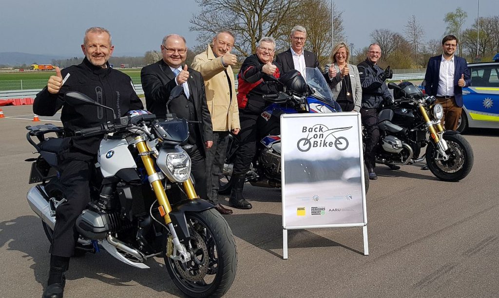 Die Kooperationspartner „Back on Bike“ mit Polizeipräsident Gerold Mahlmeister (Mitte)  Foto: Winterberg