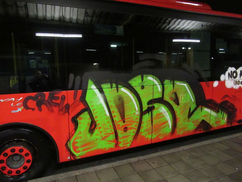 Mit Graffiti "verzierter" Linienbus in Schwandorf Foto: Polizei